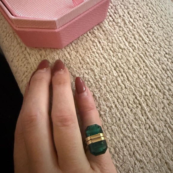 Green statement ring - Picture 3 of 3